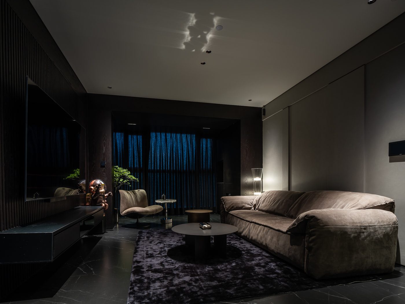 Dark Tonal residence